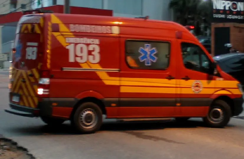 Macaco hidráulico escapa e atinge a face de mecânico