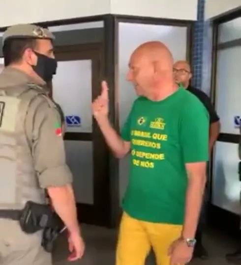 "Como se eu fosse bandido: dez policiais aqui", diz Hang