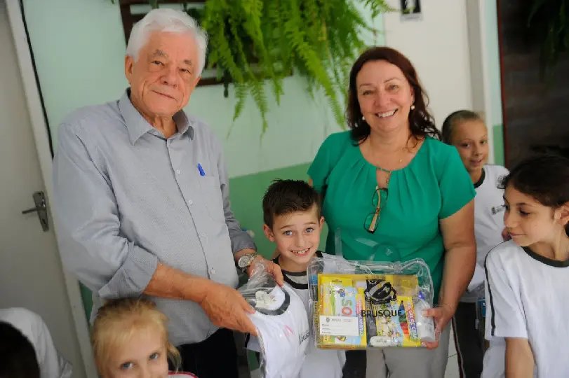 Prefeitura de Brusque realiza a entrega simbólica de uniformes e kits escolares