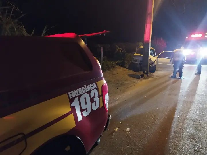 Carro atinge poste esta madrugada no bairro Zant&atilde;o, em Brusque