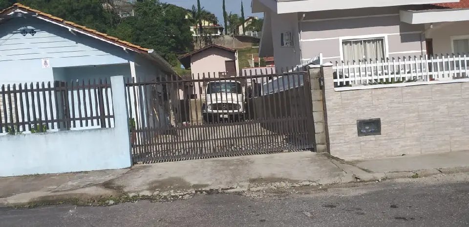 Caminhão da Prefeitura é flagrado fazendo serviço em residência particular