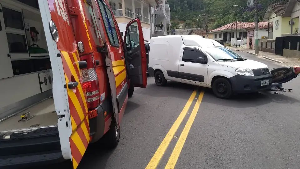 Mulher é socorrida com suspeita de TCE após acidente