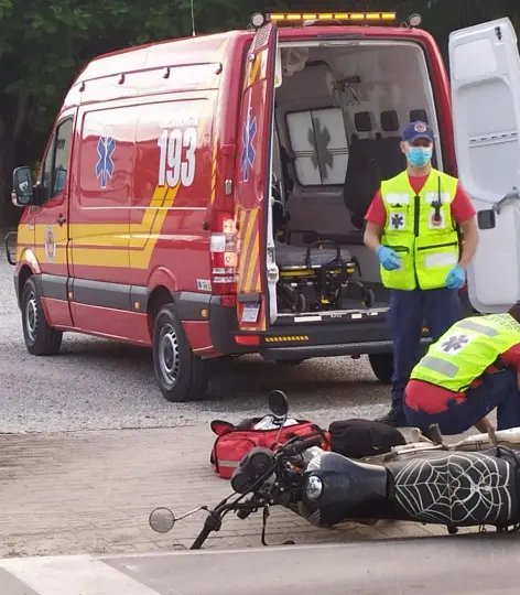 Motociclista fica ferido em acidente entre carro e moto