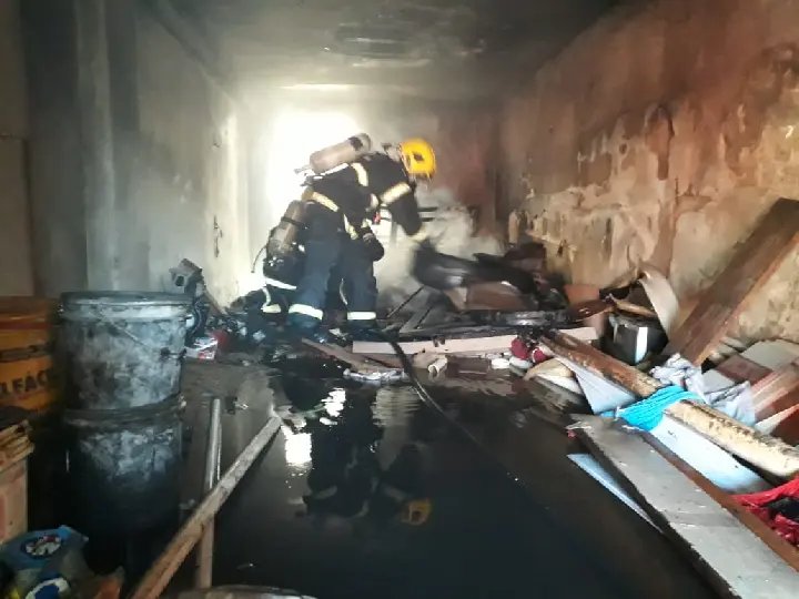 Bombeiros utilizam tr&ecirc;s mil litros de &aacute;gua para combater inc&ecirc;ndio, em Brusque