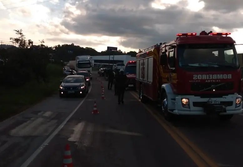 Motociclista morre em acidente envolvendo moto, carro e caminh&atilde;o