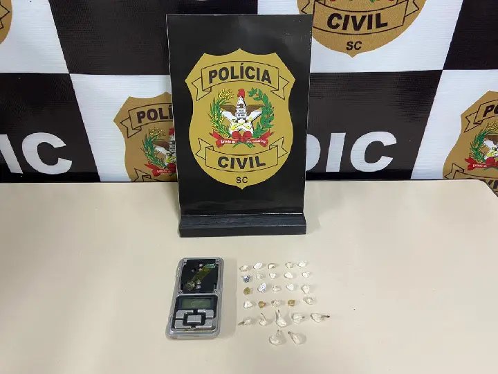 Pol&iacute;cia Civil de Brusque apreende 27 pedras de crack em resid&ecirc;ncia