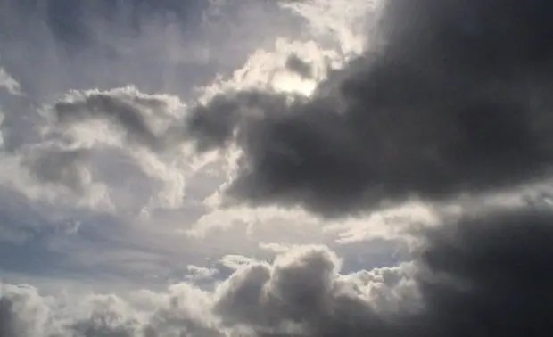 Terça-feira com tempo instável, com chuva fraca, aberturas de sol e calor em Santa Catarina