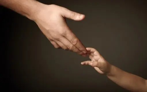 Mãe é conduzida para a DP por deixar criança de três anos sozinha em casa