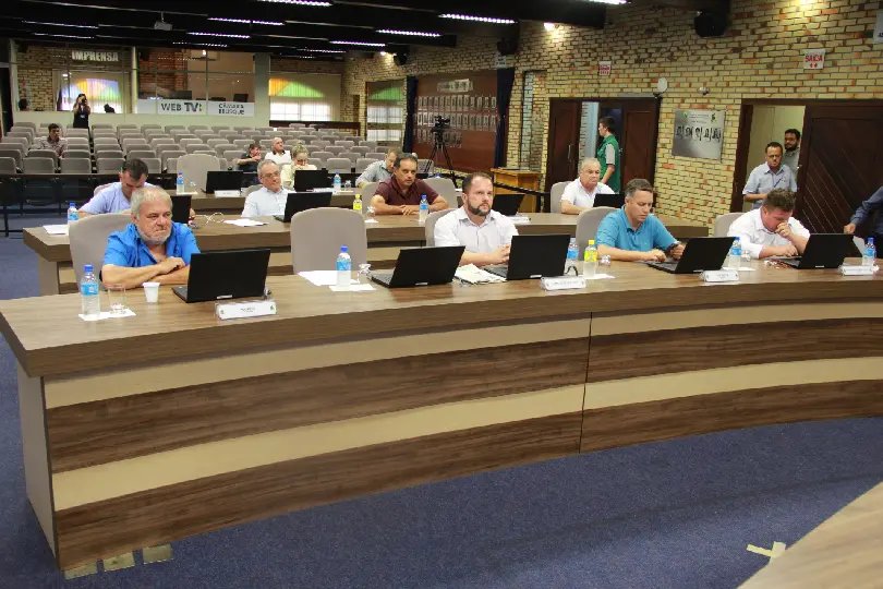 Vereadores tentam ′apagar′ fato de terem feito parte do governo petista