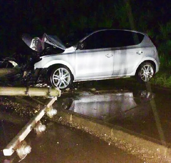 Motorista abandona veículo após colidir contra poste de energia elétrica