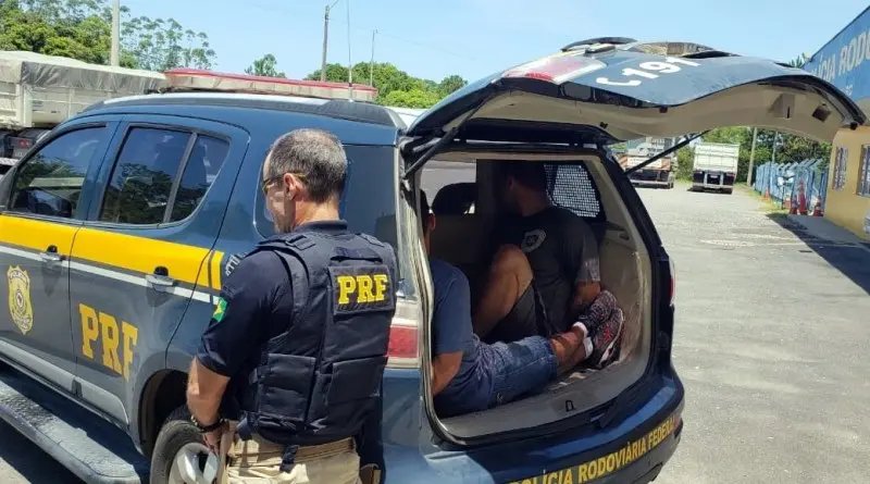 PRF prende suspeitos de praticarem assalto na região