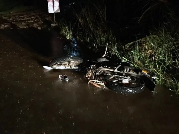 Choque entre moto e carro deixa um ferido na Antônio Heil, curva da morte