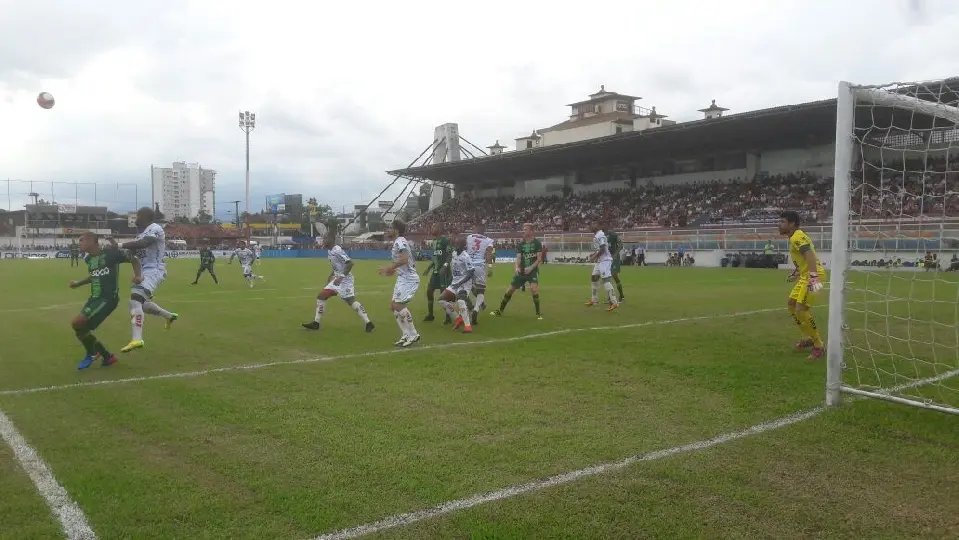 Brusque derrota Chapecoense com gol no final