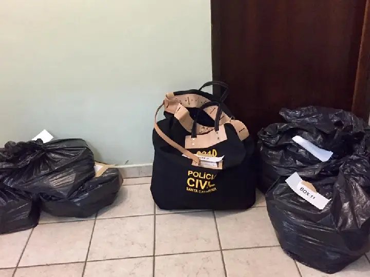 Produtos piratas são apreendidos em camelô do centro