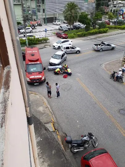 Moto e carro colidem no Jardim Maluche