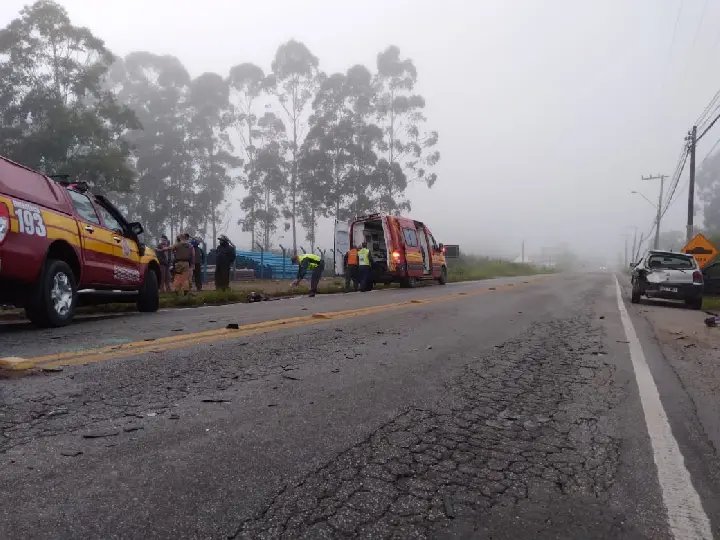 Colis&atilde;o na madrugada deixa motociclista gravemente ferido