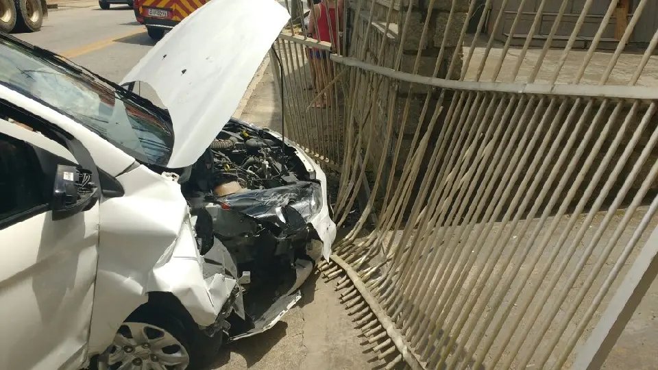 Carro bate em moto, capota e deixa uma mulher ferida no Guarani