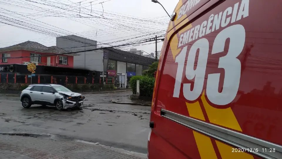 Casal fica ferido na colis&atilde;o entre carros no Centro de Brusque
