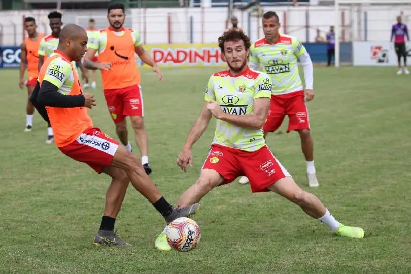 Zagueiro e lateral est&atilde;o fora da estreia contra o Santa Cruz