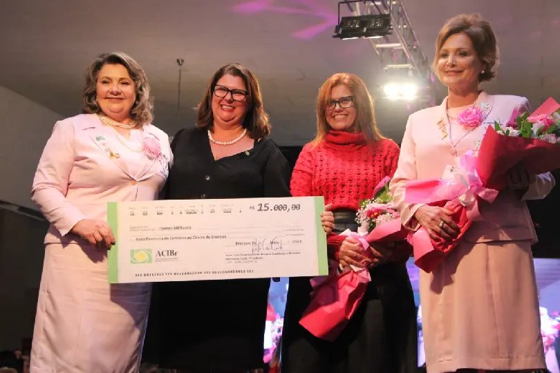 Rede Feminina de Combate ao C&acirc;ncer recebe cheque da ACIBr