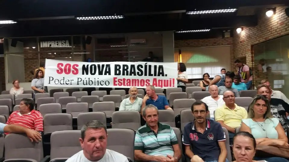 Moradores do bairro Nova Brasília fazem protesto