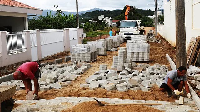 Rua João Paulo Schaefer recebe pavimentação