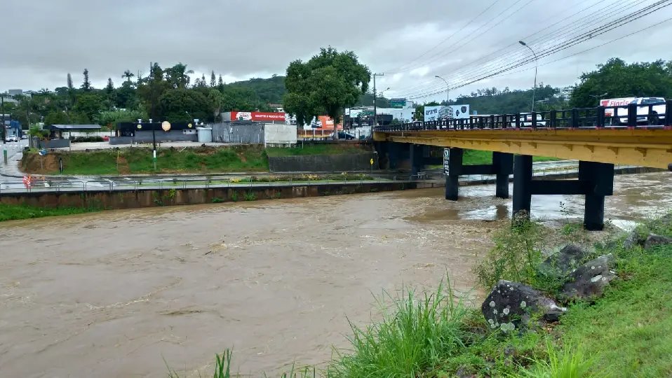 Brusque segue em situa&ccedil;&atilde;o de alerta e Defesa Civil monitora volume do rio