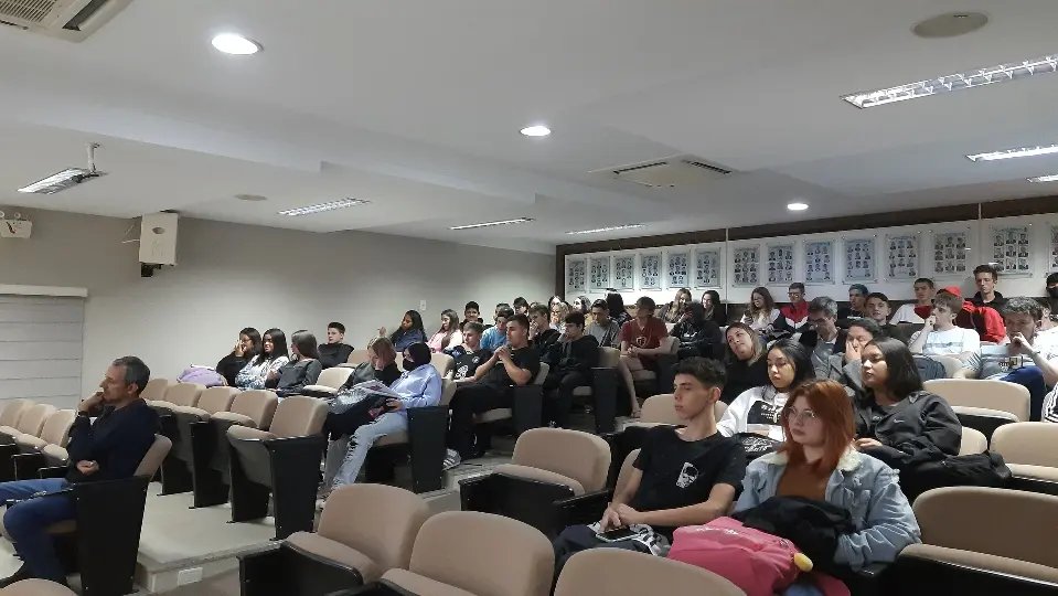 (V&iacute;deo) Estudantes acompanham sess&atilde;o do Legislativo em projeto escolar
