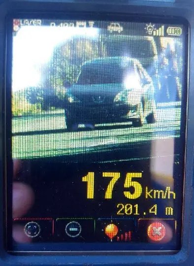 Veículo é flagrado pela PRF a 175 km/h na BR-101