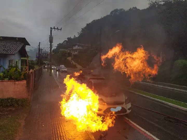 Pol&iacute;cia apura motivo de carro ter sido incendiado em Brusque esta madrugada