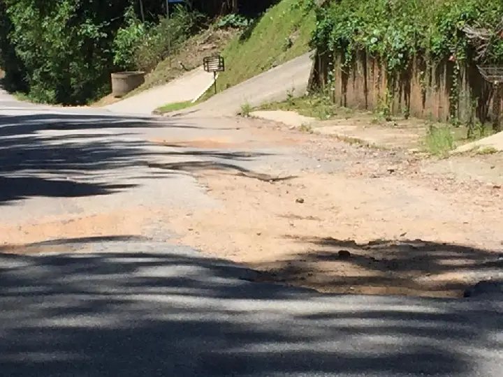 Moradores reclamam dos buracos da rua Ricardo Knihs no Azambuja