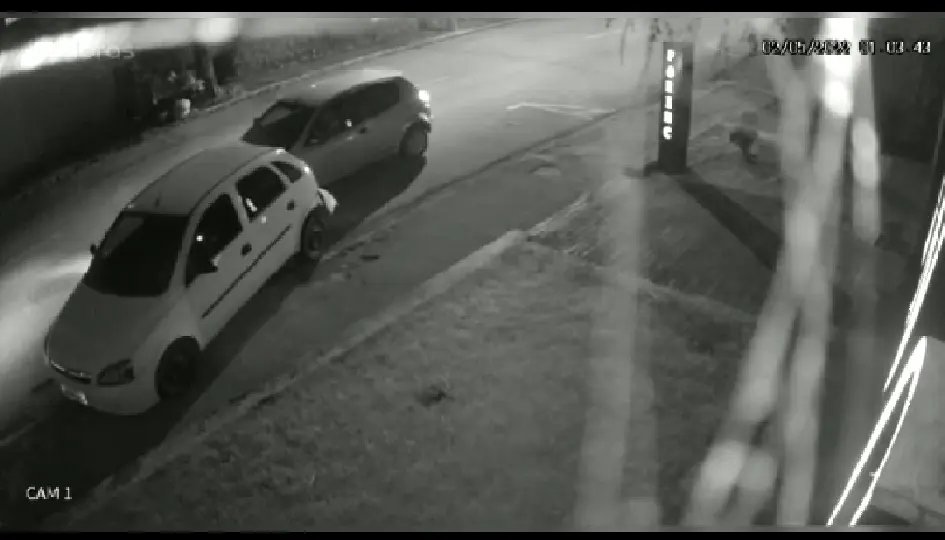 (V&iacute;deo) Ve&iacute;culo bate em carro estacionado e foge do local 