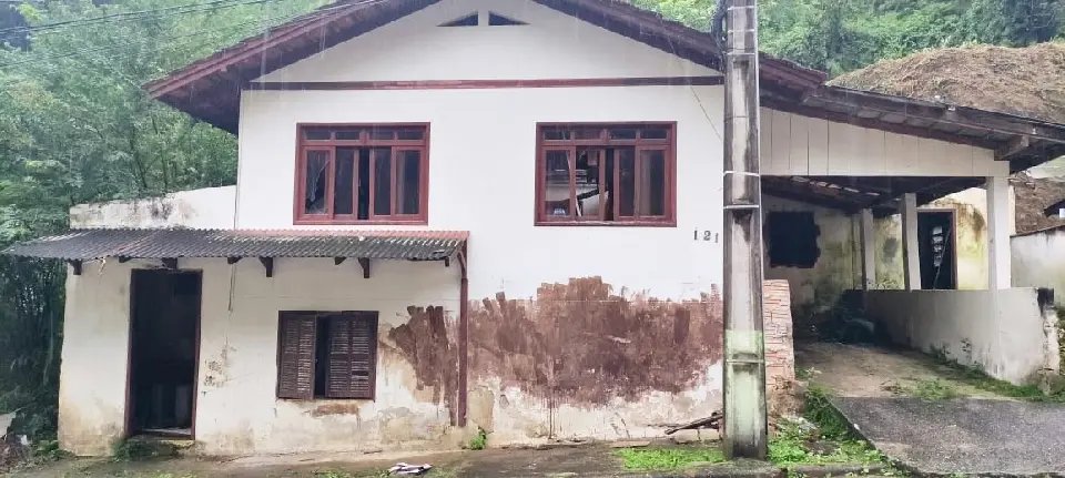  Corpo de Bombeiros &eacute; mobilizado para atender inc&ecirc;ndio em Brusque 
