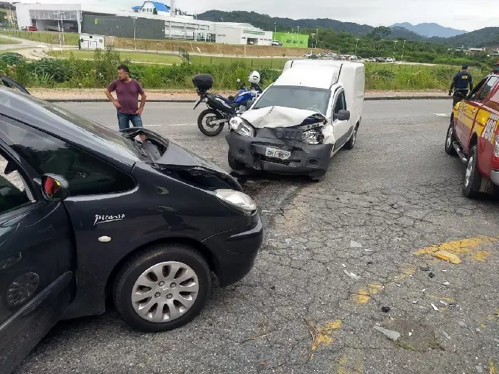 Bombeiros atendem ocorrência de acidente no Maluche