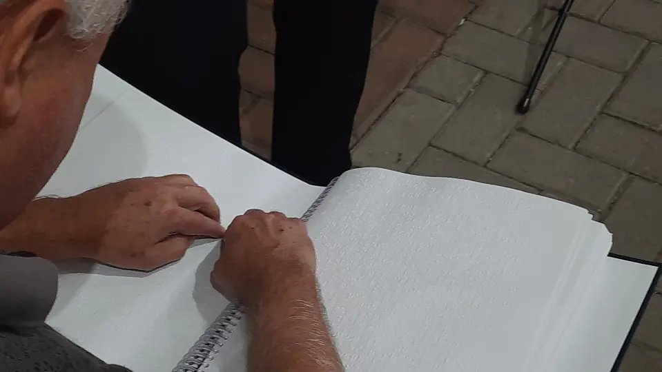 (V&iacute;deo) Biblioteca de Brusque passa a contar com b&iacute;blia em braile