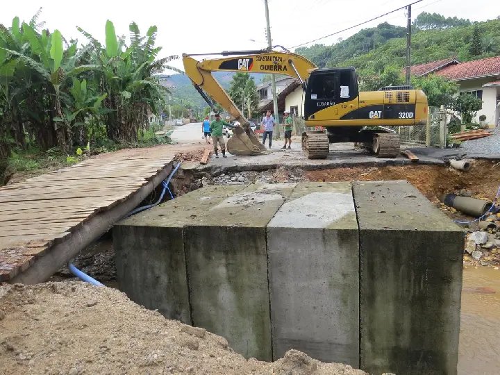 Prefeitura coloca novas galerias de acesso no bairro Zantão