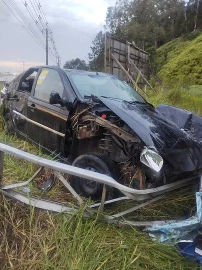 Motorista foge do local ap&oacute;s acidente na Ant&ocirc;nio Heil