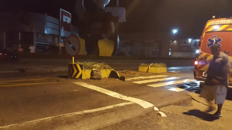 Motorista bate em mureta de proteção na Antônio Heil
