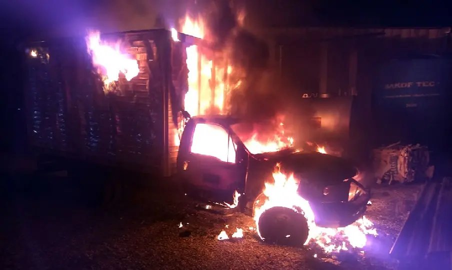 Fogo em veículo pode ter sido causado por queda de raio