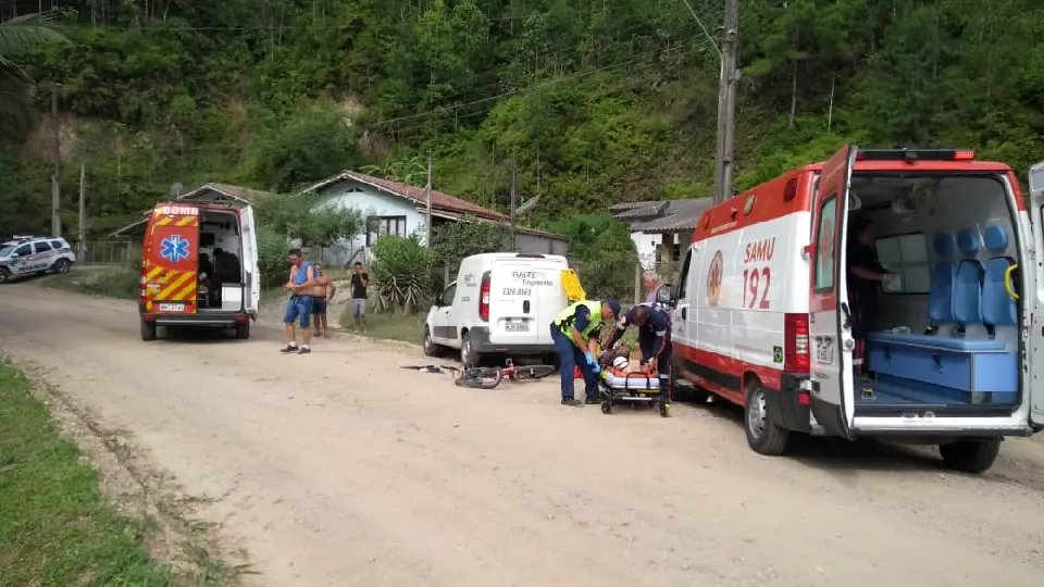 Choque entre carro e bicicleta deixa 2 feridos em Guabiruba