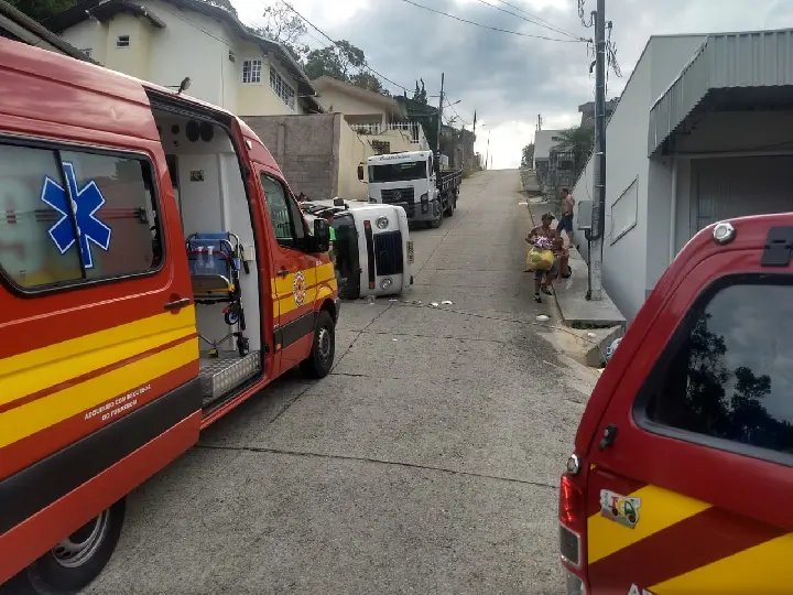 Bombeiros socorrem dois feridos em capotamento de Kombi