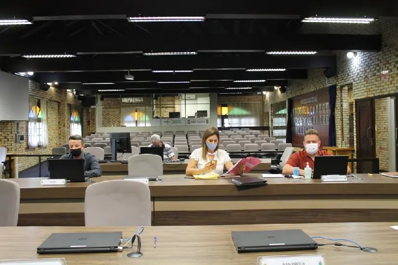 Em sess&atilde;o online, vereadores aprovam cinco projetos de leis