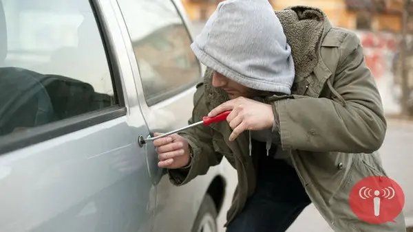 V&iacute;tima tem carro furtado da garagem da resid&ecirc;ncia onde mora