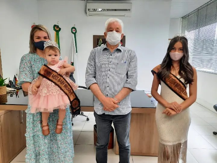 Representantes da beleza brusquense visitam prefeito 
