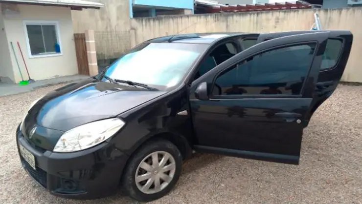 Proprietário chega em casa e flagra ladrões carregando veículo