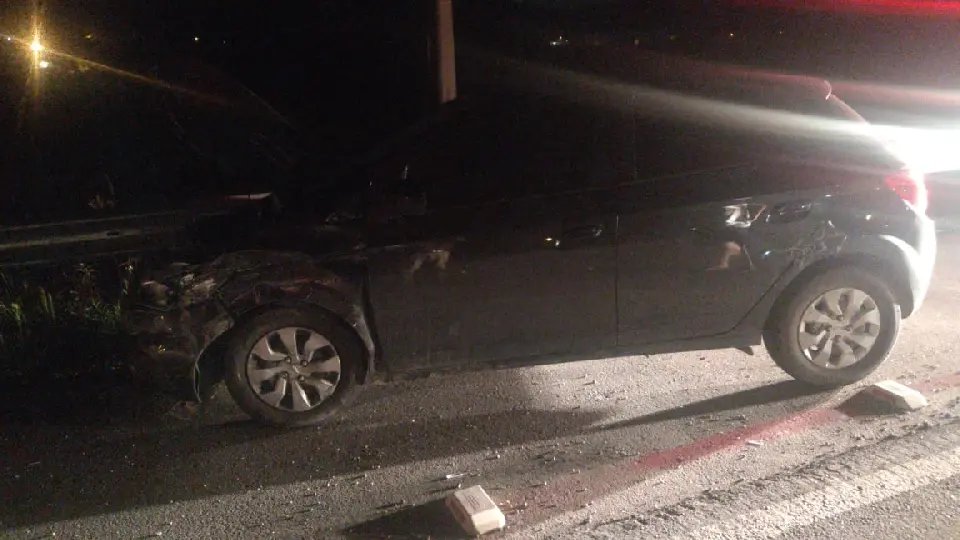 Veiculo atinge outro carro, fere uma pessoa e foge do local