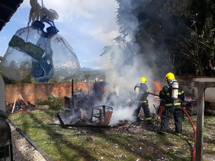 Fogo atinge cômodo nos fundos de residência, no Centro II