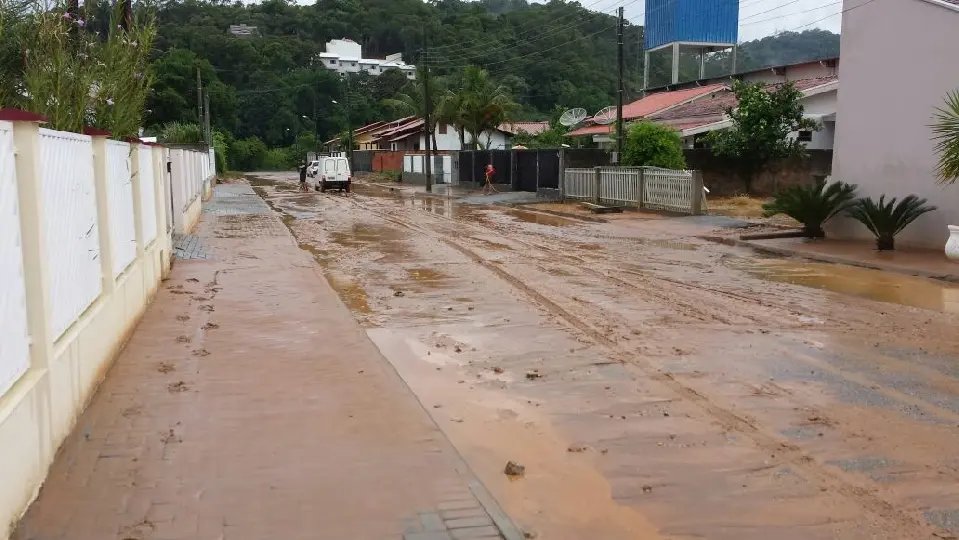 Moradores da rua Anna Bruns sofrem com a lama