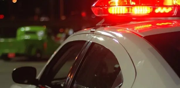 Homem é encontrado ensanguentado ao lado de facão