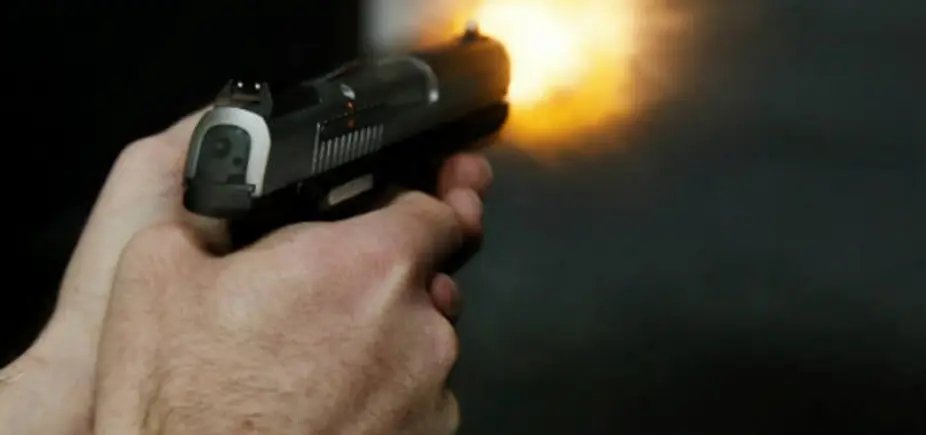 Homem &eacute; morto a tiros na garagem de casa